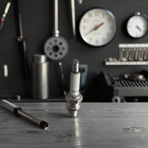 Bougie d'allumage de moto en gros de qualité supérieure Bougie d'allumage de moto P10Y pour pièces de moteur de moto - Product Image 1