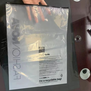 Bolsa con cremallera esmerilada negra con logotipo personalizado al por mayor de fábrica, tamaño pequeño, cierre de cremallera OEM termoestable, suministro de embalaje de Vietnam - Product Image 1