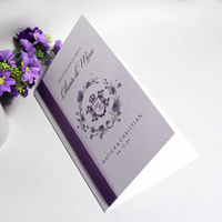Carte d'invitation de mariage multicolore avec ruban violet, impression couleur du logo et du texte