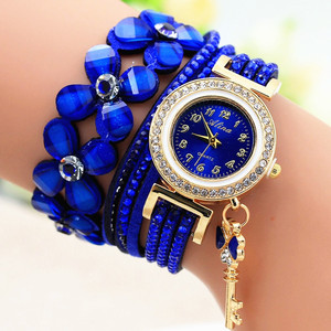 Vente en gros de montres à quartz pour femmes pendentifs clés trèfle à <span class=keywords><strong>quatre</strong></span> feuilles enveloppés dans des montres en velours coréen pour <span class=keywords><strong>le</strong></span> commerce extérieur - Product Image 4