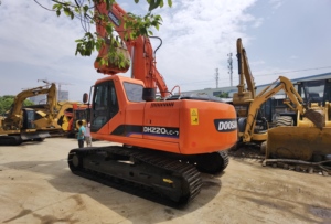 Excavatrice sur chenilles hydraulique d'occasion Doosan DH220-7 de haute qualité, équipement de construction hydraulique, excavatrice d'ingénierie - Product Image 4