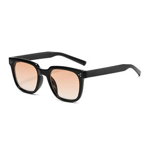 Gafas de sol cuadradas retro para mujer, montura negra, lentes de PC, protección UV400, tipo 3, con remaches de puntos, A3 6282 - Product Image 1