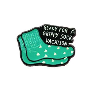 Paire unique de broches en forme de chaussettes, accessoires de mode en émail avec lettres anglaises, badges en alliage émaillé pour la décoration de vêtements - Product Image 5