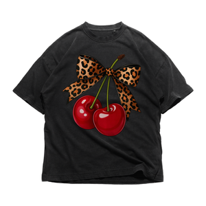 T-shirt unisex in cotone pesante con fiocco leopardato Cherry, divertente maglietta con grafica, abbigliamento casual alla moda, regalo per lei, outfit estivo femminile - Product Image 2