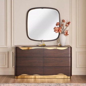 <span class=keywords><strong>Commode</strong></span> moderne avec miroir en bois massif, bords arrondis et incurvés avec accents dorés, textures superposées et forme ondulée - Product Image 2