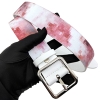 Sabuk Kulit Cetak Mosaik Piksel Merah Hip Hop Y2K Pola Camo Streetwear dengan Gesper Persegi dari Paduan Logam