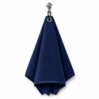 Serviette de golf avec boucle de suspension en silicone flexible pour un fixation sécurisée sur les chariots et les sacs de golf.