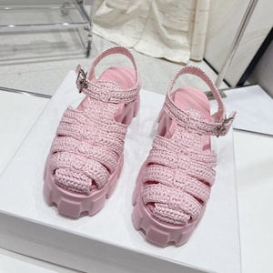 รองเท้าส้นเตารีดแบบสายไขว้สีชมพู ดีไซน์เนอร์ รองเท้าผู้หญิงระบายอากาศสำหรับฤดูร้อน พร้อมหัวเข็มขัดปิด ปิดนิ้วเท้าเปิด พื้นรองเท้า EVA แบบแบน - Product Image 1