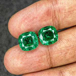 Paire de pierres précieuses en émeraude naturelle de mine zambienne de 3,85 carats, forme coussin, vert vif, pour boucles d'oreilles de luxe sur mesure - Product Image 1