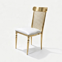 Chaise de salle à manger verticale en acier inoxydable poli doré avec dossier en barre et assise en cuir blanc pour événements de mariage, banquets et mobilier domestique