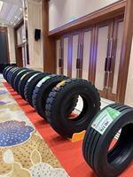 Ban Padat SR04, Ban Industri dengan Tapak Lebar dan Pusat Gravitasi Rendah untuk Platform Kerja Udara & Scissor Lift