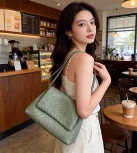 Nuova Borsa a Tracolla da Donna in Vera Pelle Intrecciata a Mano 2026 - Borsa a Spalla Intrecciata in Vera Pelle di Vacchetta alla Moda per il Pendolarismo - Product Image 3