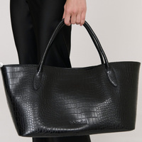 Bolso de Mano para Mujer, Diseño Clásico y Moderno, con Cierre, Personalizable con Logotipo, en Color Negro Sólido con Estampado a Cuadros, Ideal para Viajes y Actividades al Aire Libre