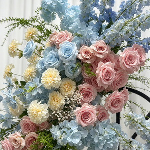 Arrangement de fleurs artificielles bleu doux et rose blush pour la décoration de fond de cérémonie de mariage romantique - Product Image 4