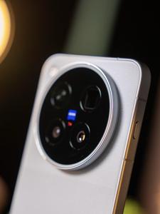 Smartphone vivo X500 Pro 2026 en promotion avec objectif super téléobjectif Zeiss APO |   Cristal bleu Dimensity 9600Pro |   Caméra principale Zeiss HDR - Product Image 3