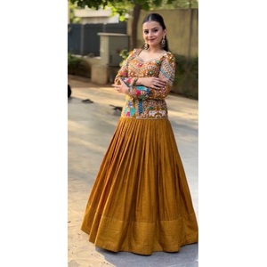 Lehenga Choli en soie Chinnon pour femmes, fabriqué en Inde, avec jupe évasée et dupatta assorti, pour tenue ethnique, disponible à la vente. - Product Image 3