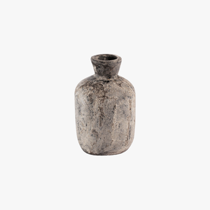 Este rústico florero de cerámica con forma de botella de Home Basket Bali presenta cerámica de arcilla antigua que le da un toque vintage. - Product Image 1