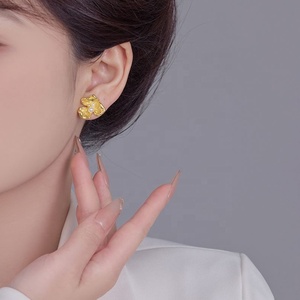 Pendientes de Perlas con Diseño Geométrico de Alta Gama Franceses, Chapados en Oro, Diseño Simple para Regalo de Mujer - Product Image 5