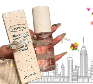 PEACH JO+ Spray de Fragancia Minimalista con Aroma a Fresia, Spray Desodorante, Eau de Toilette para Mujer - Product Image 2
