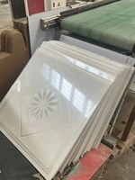 Panneaux de plafond modernes carrés en PVC 60x60 imperméables à l'humidité ignifuges pour la conception intérieure de carreaux de bande pour les plafonds de maison