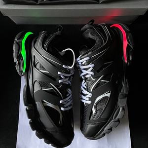 Zapatillas Deportivas Unisex de Alta Calidad Track 3.0 con Luces LED, Suela Gruesa Retro, Cuero Genuino, Transpirables para Exteriores - Product Image 4