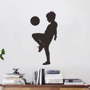 Autocollants muraux en silhouette de garçon de football noir et blanc, décoration de chambre d'enfant, papier peint auto-adhésif - Product Image 3