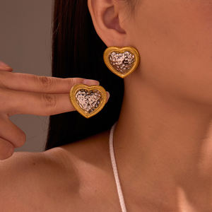 Nuevos pendientes de tuerca martillados con corazones de oro de 18 quilates, regalo, amor romántico, pendientes de acero inoxidable, joyería fina para mujer para el Día de San Valentín - Product Image 1