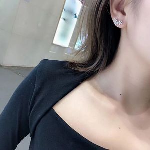 Pendientes de Diamantes Naturales Personalizados Xinfly de Oro Original de 18K con 0.5CT SI, Diseño de Tres Flores - Product Image 5