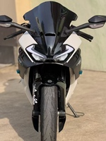 Moto sportive à essence haute performance 675SR 675cc, moteur refroidi par eau, adaptée à la conduite à grande vitesse et aux passionnés de piste