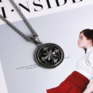 Collier avec pendentif étoile en acier inoxydable, gris argenté avec diamants rouges, design rond pour hommes et femmes, bijoux à la mode SP736 - Product Image 3