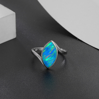 Enchanteur 925 Italie Bijoux en argent Bague en opale Sculpté à la main Détails de la bande Centre d'opale irisé Brille avec un artisanat poli