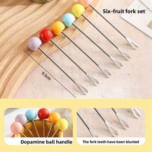 ส้อมผลไม้ดีไซน์น่ารักหรูหรา แพ็ค 6 ชิ้น ขัดเงาอย่างดี สำหรับใช้ในบ้าน ของหวาน อาหารขนาดเล็ก ผลิตจากสแตนเลสเกรดอาหาร สีสันสวยงาม - Product Image 4