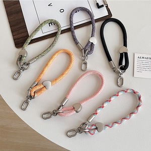 Cordón Corto Ajustable de Metal con Forma de Corazón para Colgar el Teléfono Celular, Correa de Muñeca Duradera para Llaves - Product Image 1