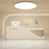 Réception de salon de beauté avec présentoirs et personnalisation du logo en option