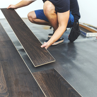Planken-Vinylboden mit Verzahnung Trendprodukte 2024 Fischgrät-SPC-Bodenbelag Luxuriöser PVC-Klickboden UV-Beschichtungsschicht für Innenräume