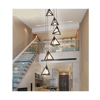 Escalier droit moderne de luxe avec marches en bois et système de main courante en aluminium élégant