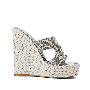 Sandales à talons compensés hauts pour femmes, avec empeigne tressée, perles, plateforme épaisse, découpes en forme de diamants et bout ouvert - Product Image 6