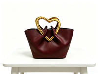 Sac fourre-tout de luxe en cuir souple bordeaux ondulé avec poignée cœur dorée pour femme, idéal pour les soirées élégantes