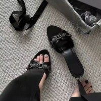 Vente en gros, fabrication, sandales à talons hauts et bout ouvert tendance et célèbre marque sexy en cuir PU à rivets pour femmes