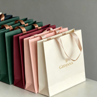 Sac en papier cartonné blanc mat de luxe, personnalisable avec logo, forte capacité de charge 6-9 kg, sac à main réutilisable pour emballage de marque de détail