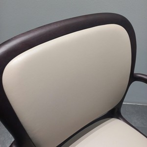 Chaise de salle à manger élégante en bois massif de style nordique avec siège rembourré en cuir, design ergonomique pour la maison, le restaurant, l'hôtel PISANO - Product Image 1