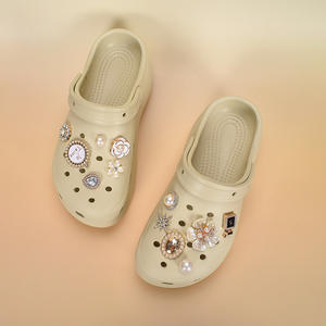 Sabots blancs pour femmes avec perles et strass, semelle épaisse, sandales respirantes en EVA, bout fermé, pantoufles d'été - Product Image 3