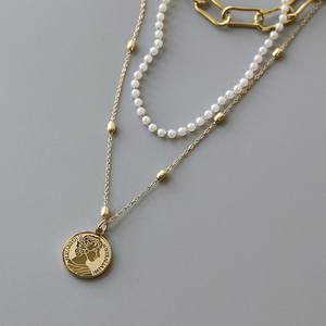 Collana di perle a strati con catena a graffetta di nuovo arrivo collana a triplo strato con ciondolo a forma di regina di perle delicate placcate in oro in acciaio inossidabile - Product Image 5
