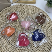 Nouveau Stock en cuir PU en forme de coeur sac pendentif porte-clés clé de voiture décoration breloque et accessoires suspendus pour sac à main et mousquetons