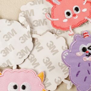 Autocollants décoratifs mignons et colorés en forme de biscuits pour chapeaux et vêtements - Product Image 2