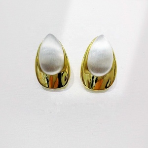Precio de fábrica: Pendientes grandes geométricos de plata de ley 925, chapados en oro bicolor, con perlas, estilo hip hop, gruesos, estilo western. - Product Image 2