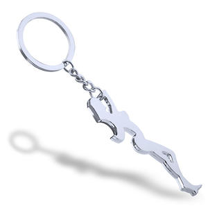 Niedlicher Metall-Flaschenöffner in Form kleiner Füße als Schlüsselanhänger, Kreatives Hochzeitsgeschenk - Product Image 2