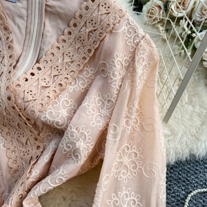 Vestido Feminino Estilo Corte Francês com Manga Lanterna Bordada, Design Vazado Floral com Decote em V e Saia Longa Elegante - Product Image 5
