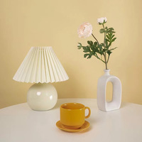 Abat-jour en tissu plissé créatif, lampe de table en céramique, maison, chambre, bureau, chevet, lampe LED décorative