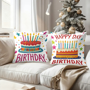 Doğum günü pastası desenli yastıklar, şenlikli mumlar ve renkli yıldızlarla rahat oturma odasını süslüyorlar. - Product Image 4